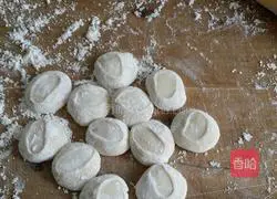 Illustration of how to make pork and cowpea dumplings 10