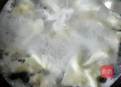 Illustration of how to make small wontons in clear soup 6