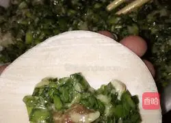 Illustration of how to make leek and pork dumplings 3