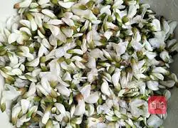 Illustration of how to make cartoon sophora egg pancake 1