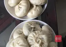 Illustration of how to make leek and pork vermicelli buns 7