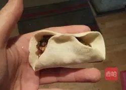 Illustration of how to make pork and mushroom dumplings 12