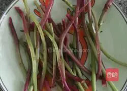 Illustration of how to make amaranth juice noodles 1