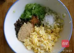 Illustration of how to make celery, egg and fungus dumplings 8