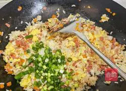 Illustration of how to make shrimp and egg fried rice 12