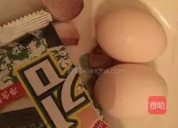 Illustration of how to make seaweed and egg fried rice 1