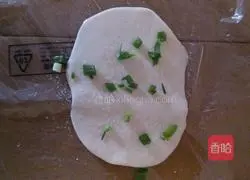 Illustration of how to make scallion pancakes 4