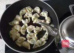 Illustration of how to make pan-fried wontons 4