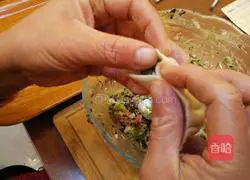 Illustration of how to make crescent dumplings 10