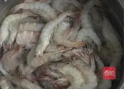 Illustration of how to make three fresh stuffed dumplings 1