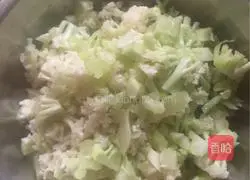 Illustration of how to make stuffed buns with potatoes, cabbage, minced meat, mushrooms and cauliflower 3