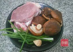 Illustration of how to make mushroom, cabbage and pork dumpling stuffing 1