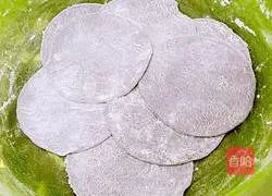 Illustration of how to make homemade dumplings with purple dumpling wrappers (purple cabbage) 5