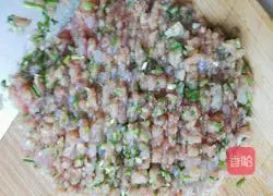 Illustration of how to make pan-fried shrimp and minced meat wontons 2