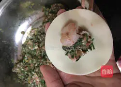 Illustration of how to make shepherd's purse, pork and mustard dumplings 4