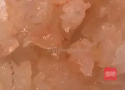 Illustration of how to make three fresh cabbage and meat buns 1