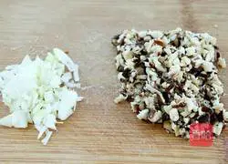 Illustration of how to make noodles with mushroom meat sauce 4