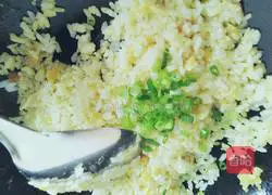 Illustration of how to make salted egg fried rice 5