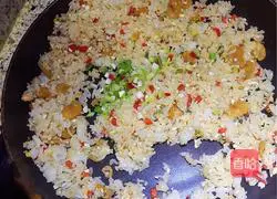 Illustration of how to make salty yellow fried rice 5