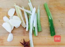 Illustration of how to make noodles with scallion oil 1