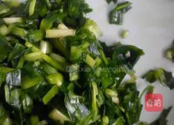 Illustration of how to make three fresh dumplings 4