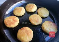 Illustration of how to make sweet potato pancakes with cheese heart 8