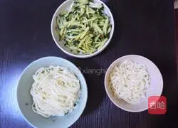 Illustration of making Jingjing Cold Noodles 2