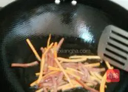 Illustration of how to make green bean sprouts and egg fried rice 7