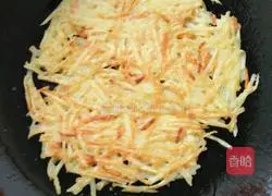 Illustration of how to make potato and carrot pancakes 4