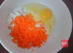 Illustration of how to make egg pancakes with shredded carrots 4