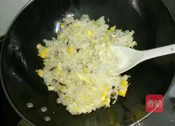 Illustration of how to make egg and mushroom fried rice 7