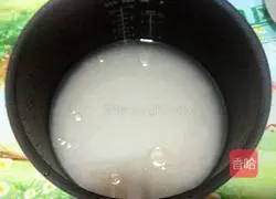 Illustration of how to make barbecued pork and fungus fried rice 3