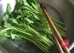 Illustration of how to make yellow mushroom, celery and pork dumplings 3