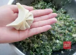 Illustration of how to make dumplings stuffed with pork and chives 9