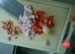 Illustration of how to make fried rice with eggs and ham 1