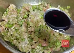 Illustration of how to make celery and pork dumplings 5