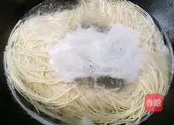Illustration of how to make noodles with scallion oil 7