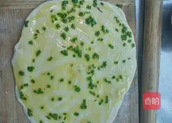 Illustration of how to make scallion pancakes 6