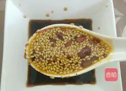Illustration of how to dip dumplings in water 5