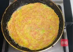 Illustration of how to make zucchini and egg pancakes 4