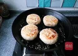 Illustration of making five-spice yeast sesame cake 16