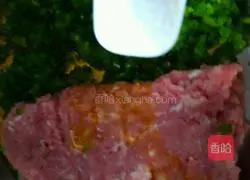 Illustration of how to make green pepper and meat buns 5