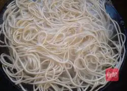 Illustration of how to make preserved egg assorted cold noodles 8