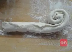 Illustration of how to make hot scallion pancakes 6