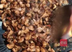 Illustration of how to make leek, yellow, mushroom and pork dumplings (with detailed steps for making dumplings) 6