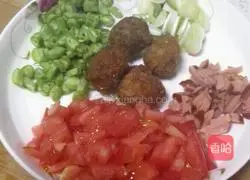 Illustration of how to make delicious beef meatballs and egg fried rice 1