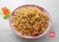 Illustration of how to make simple egg and tomato fried noodles 10