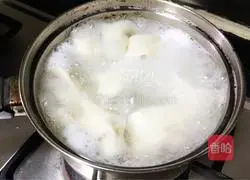 Illustration of how to make vegetable and meat wontons in clear soup 5