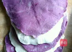 Illustration of how to make two-color purple sweet potato flower steamed buns 9