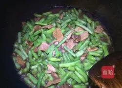 Illustration of how to make fried beans, fried meat and steamed noodles 7